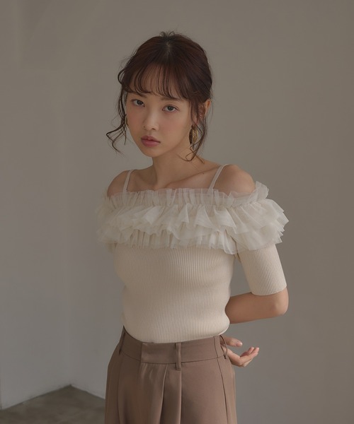 SOELA(ソエラ)の「チュールオフショルダブルフリル半袖ニット(ニット/セーター・レディース・アイボリー/グレー系6/ブラック系その他2・FREE)」の4枚目の写真