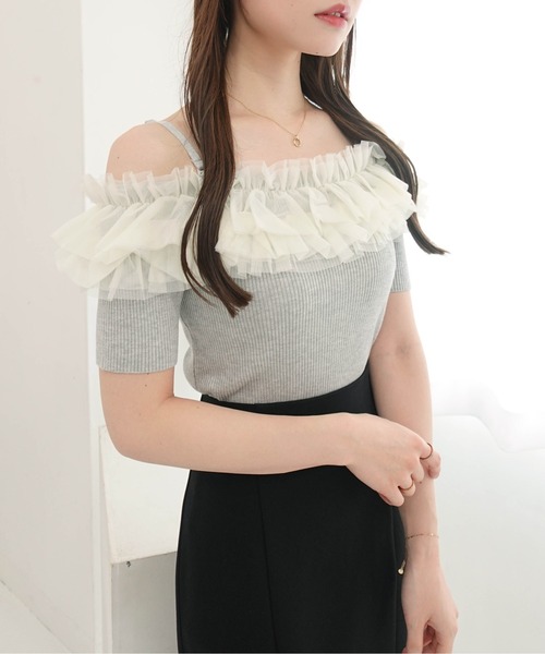 SOELA(ソエラ)の「チュールオフショルダブルフリル半袖ニット(ニット/セーター・レディース・アイボリー/グレー系6/ブラック系その他2・FREE)」の14枚目の写真