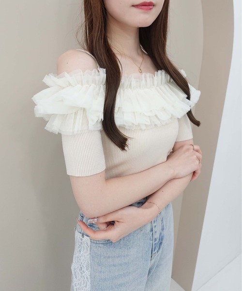 SOELA(ソエラ)の「チュールオフショルダブルフリル半袖ニット(ニット/セーター・レディース・アイボリー/グレー系6/ブラック系その他2・FREE)」の6枚目の写真
