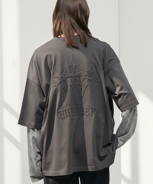 Alfred Alex（アルフレッドアレックス）の「【Alfred Alex】Vintage Embossed Oversized Tee / ヴィンテージライク エンボス オーバーサイズ Tシャツ（Tシャツ/カットソー・メンズ・ワイン/ブラック/グレイッシュブルー/ブラック系・L/M）」の2枚目の写真