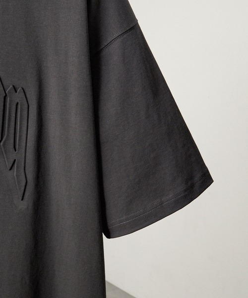 Alfred Alex（アルフレッドアレックス）の「【Alfred Alex】Vintage Embossed Oversized Tee / ヴィンテージライク エンボス オーバーサイズ Tシャツ（Tシャツ/カットソー・メンズ・ワイン/ブラック/グレイッシュブルー/ブラック系・L/M）」の5枚目の写真