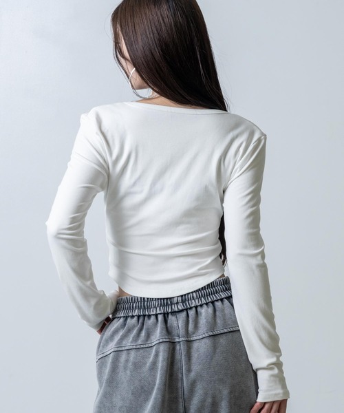 ANAP（アナップ）の「VネックぴたっとロングTシャツ（Tシャツ/カットソー・レディース・ホワイト/ブラック・F）」の18枚目の写真