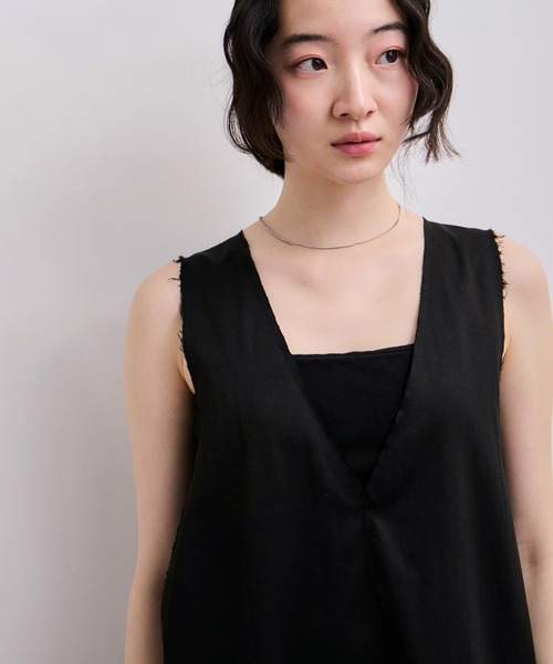 ADAM ET ROPE'（アダムエロペ）の「【WEB限定】カットオフノースリーブワンピース（ワンピース・レディース・ブラック/ダークブラウン/チャコールグレー・36/38）」の6枚目の写真