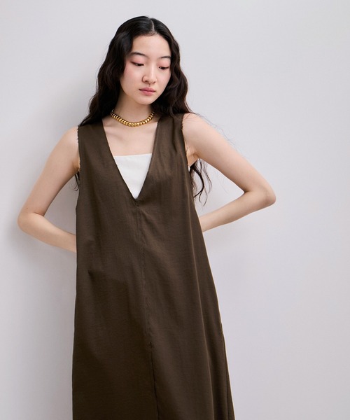ADAM ET ROPE'（アダムエロペ）の「【WEB限定】カットオフノースリーブワンピース（ワンピース・レディース・ブラック/ダークブラウン/チャコールグレー・36/38）」の10枚目の写真