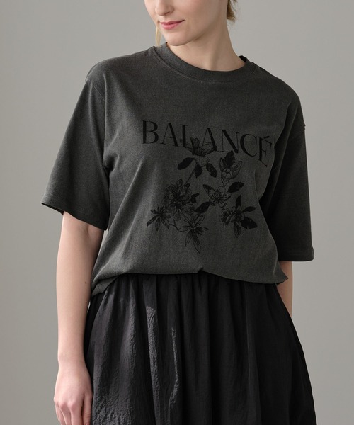 Mia (ミア)の「ボタニカルTシャツ(Tシャツ/カットソー・レディース・ホワイト/チャコールグレー・FREE)」の2枚目の写真