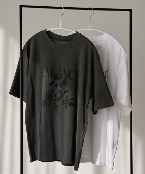 Mia (ミア)の「ボタニカルTシャツ(Tシャツ/カットソー・レディース・ホワイト/チャコールグレー・FREE)」の3枚目の写真