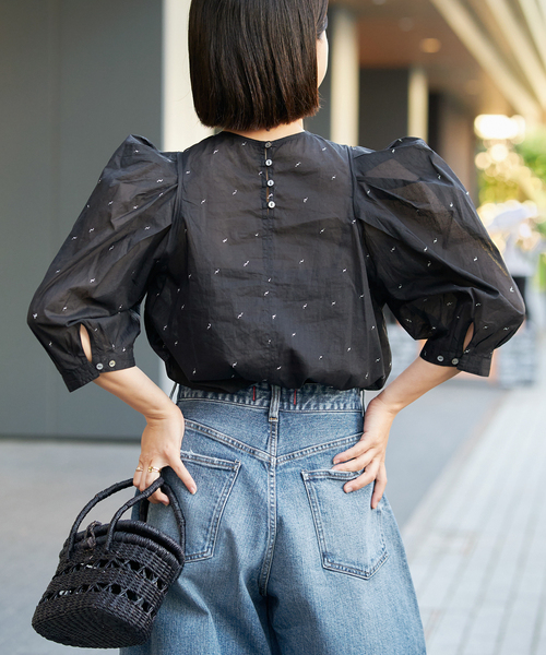 IENA LA BOUCLE（イエナラブークル）の「《追加》IENA LA BOUCLE コットンオーガンザエンブロイダリーパフィーブラウス（シャツ/ブラウス・レディース・ブラック・FREE）」の4枚目の写真