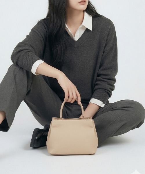 Charis Poche(カリスポシェ)の「【本革】2WAYミニトートバッグ/カーフスキン(トートバッグ・レディース・ブラック/ベージュ/グレー・ONE SIZE)」の3枚目の写真