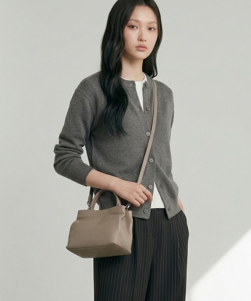 Charis Poche(カリスポシェ)の「【本革】2WAYミニトートバッグ/カーフスキン(トートバッグ・レディース・ブラック/ベージュ/グレー・ONE SIZE)」の2枚目の写真