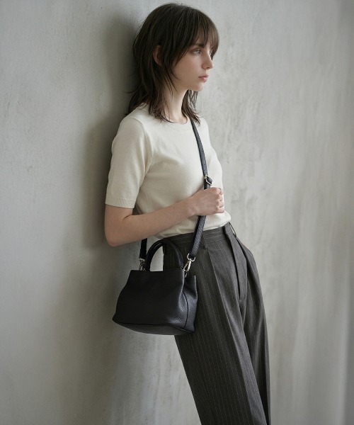 Charis Poche(カリスポシェ)の「【本革】2WAYミニトートバッグ/カーフスキン(トートバッグ・レディース・ブラック/ベージュ/グレー・ONE SIZE)」の5枚目の写真