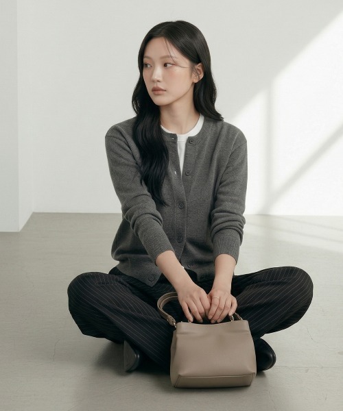 Charis Poche(カリスポシェ)の「【本革】2WAYミニトートバッグ/カーフスキン(トートバッグ・レディース・ブラック/ベージュ/グレー・ONE SIZE)」の8枚目の写真