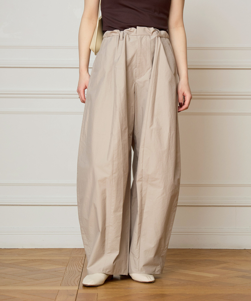IENA LA BOUCLE(イエナラブークル)の「《接触冷感/撥水》IENA LA BOUCLE タッサーパラシュートバルーンスラックス(スラックス・レディース・ブラウン/グレー・38/36)」の1枚目の写真