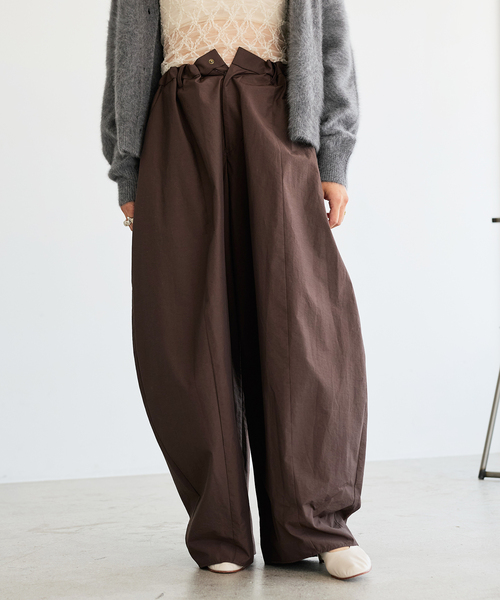 IENA LA BOUCLE（イエナラブークル）の「《接触冷感/撥水》IENA LA BOUCLE タッサーパラシュートバルーンスラックス（スラックス・レディース・ブラウン/グレー・38/36）」の6枚目の写真