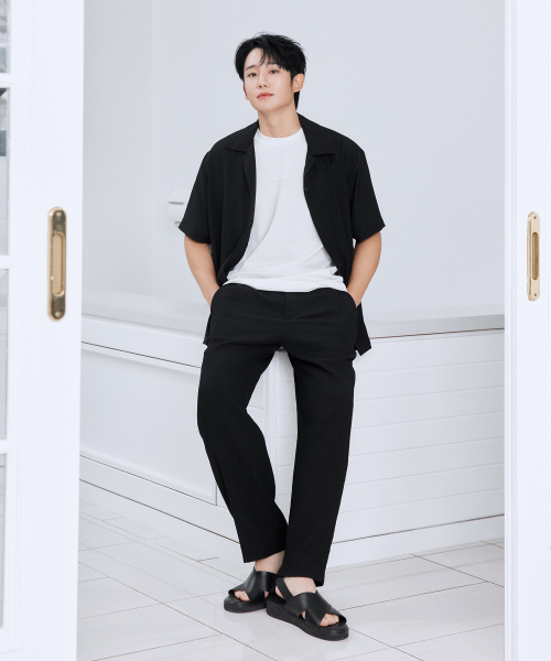 MINDBRIDGE(マインドブリッジ)の「リラックスフィットプリーツフルバンディングパンツ - 2カラー MYPT3130(その他パンツ・メンズ・ブラック/チャコールグレー・30/29/36/34/32)」の3枚目の写真