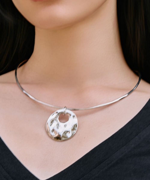 kiehtova(キエトヴァ)の「【kiehtova】ripple neck cuff silver/リップル ネックカフ(チョーカー・レディース・シルバー・FREE)」の1枚目の写真