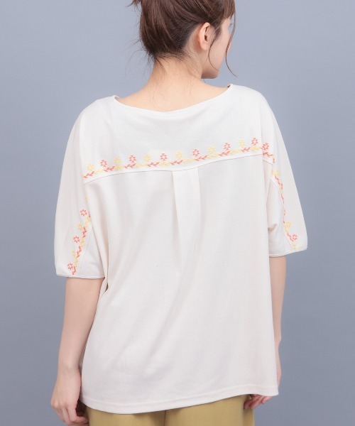 チチカカ(チチカカ)の「汗染み防止バックライン刺繍プルオーバー(Tシャツ/カットソー・レディース・グリーン/アイボリー/ブラック・FREE)」の1枚目の写真