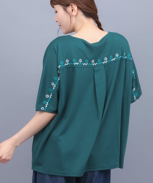 チチカカ(チチカカ)の「汗染み防止バックライン刺繍プルオーバー(Tシャツ/カットソー・レディース・グリーン/アイボリー/ブラック・FREE)」の3枚目の写真