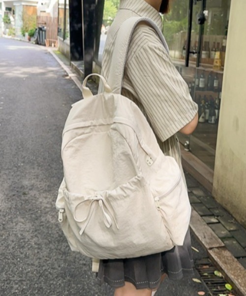 Teem Store(チームストア)の「【大容量/A4対応】リボンデザインサイドポケットバックパック(バックパック/リュック・レディース・アイボリー/ピンク/ブラック/サックスブルー・F)」の1枚目の写真