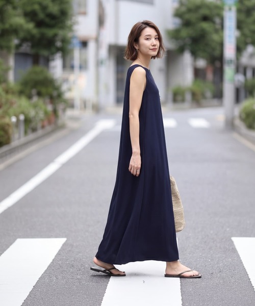 STYLE DELI(スタイルデリ)の「サラすべボートネックロングワンピース(ワンピース・レディース・ダークグリーン/ネイビー・02/01)」の4枚目の写真