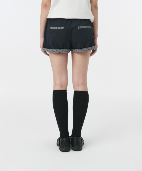 OHESHIO(オヘシオ)の「FLORAL DETAIL COTTON SHORTS, DEEP NAVY(その他パンツ・レディース・その他・1/2)」の7枚目の写真