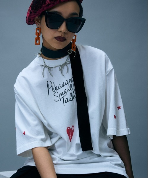 GEVS.(ジェイヴィス)の「綿100%ロゴプリントTシャツ<大きいサイズ有>GEVS.(Tシャツ/カットソー・レディース・スミクロ/オフホワイト・5L/4L/3L/LL/L/M)」の2枚目の写真