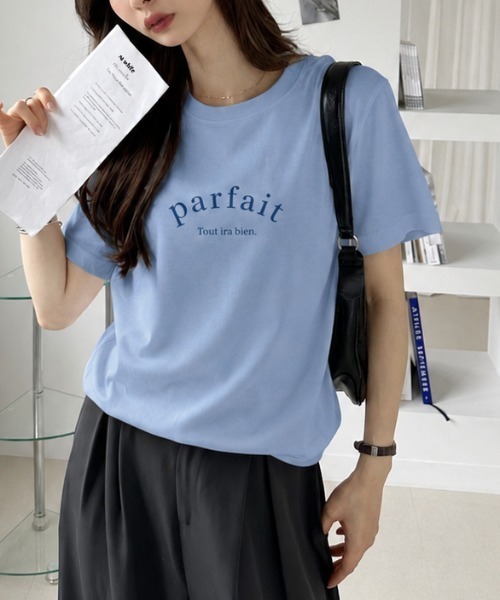 sowme.（ソウミー）の「大人可愛く着回せる?【フレンチロゴ ベーシック Tシャツ】（Tシャツ/カットソー・レディース・ベビーピンク/グレイッシュブルー・LARGE/MEDIUM/SMALL）」の2枚目の写真