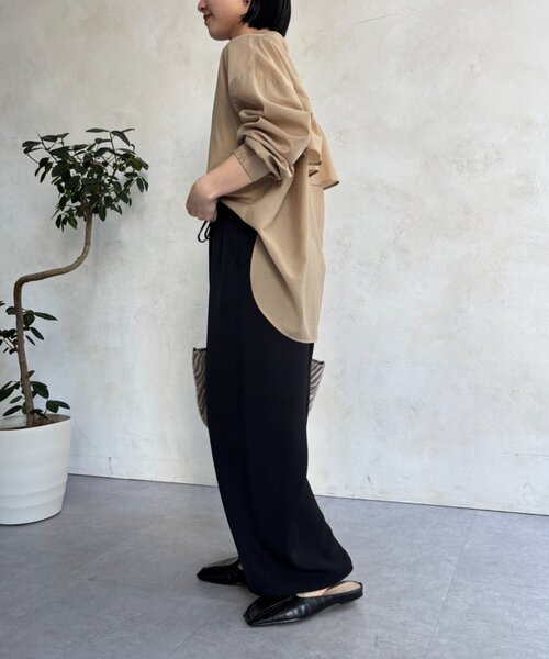 Jena espace merveilleux(ジェナ エスパスメルヴェイユ)の「バックフリルブラウス(シャツ/ブラウス・レディース・オフホワイト/ブラック/ベージュ・FREE)」の5枚目の写真