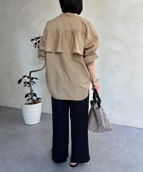 Jena espace merveilleux(ジェナ エスパスメルヴェイユ)の「バックフリルブラウス(シャツ/ブラウス・レディース・オフホワイト/ブラック/ベージュ・FREE)」の7枚目の写真