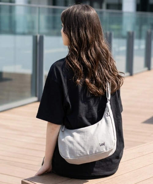 Lee(リー)の「Lee/リー キャンバス ロゴ ワンポイント刺繍 ワークポケット ラウンドショルダーバッグ/レディース メンズ(ショルダーバッグ・レディース・グレー/オフホワイト/ブラック・FREE)」の3枚目の写真