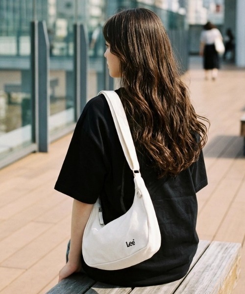 Lee(リー)の「Lee/リー キャンバス ロゴ ワンポイント刺繍 ワークポケット ラウンドショルダーバッグ/レディース メンズ(ショルダーバッグ・レディース・グレー/オフホワイト/ブラック・FREE)」の1枚目の写真