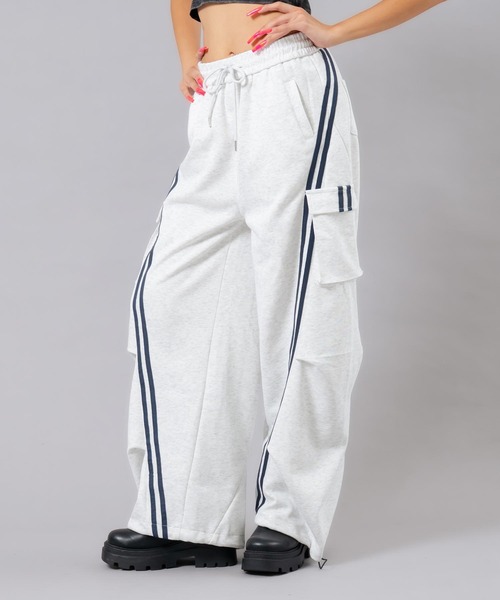 ANAP(アナップ)の「ラインスウェットカーゴパンツ(その他パンツ・レディース・ブラウン/ネイビー/ライトグレー・F)」の2枚目の写真