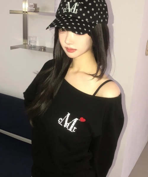 MUCENT(ムセント)の「【日本未発売/WEB限定】MUCENT(ムセント)/ラブリッツ ミニ ハート ロゴ ワンショルダー 長袖 Tシャツ ロンT/LOVRITS MINI HEART LOGO ONE SHOULDER T(Tシャツ/カットソー・レディース・ブラック/ホワイト・FREE)」の1枚目の写真