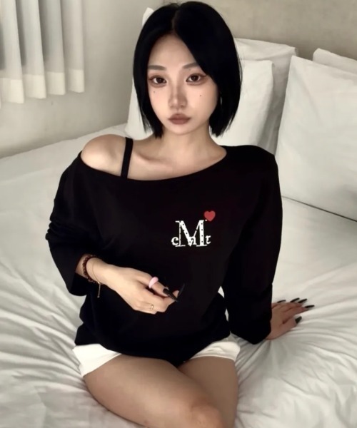 MUCENT(ムセント)の「【日本未発売/WEB限定】MUCENT(ムセント)/ラブリッツ ミニ ハート ロゴ ワンショルダー 長袖 Tシャツ ロンT/LOVRITS MINI HEART LOGO ONE SHOULDER T(Tシャツ/カットソー・レディース・ブラック/ホワイト・FREE)」の6枚目の写真