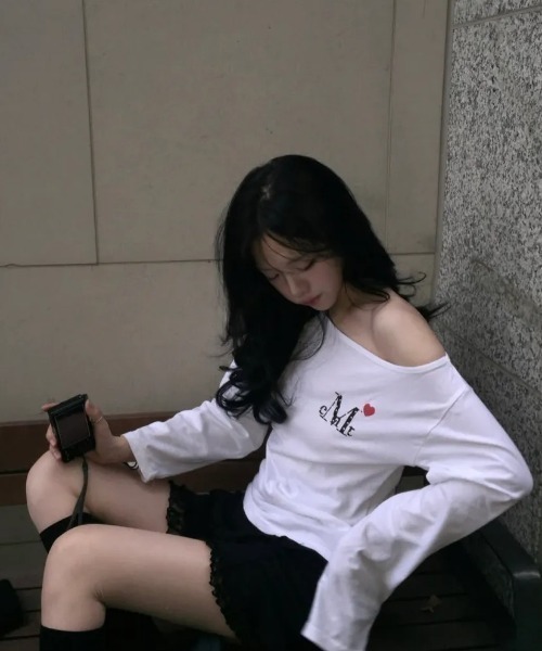 MUCENT(ムセント)の「【日本未発売/WEB限定】MUCENT(ムセント)/ラブリッツ ミニ ハート ロゴ ワンショルダー 長袖 Tシャツ ロンT/LOVRITS MINI HEART LOGO ONE SHOULDER T(Tシャツ/カットソー・レディース・ブラック/ホワイト・FREE)」の20枚目の写真