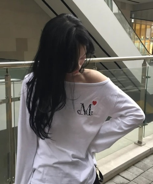 MUCENT(ムセント)の「【日本未発売/WEB限定】MUCENT(ムセント)/ラブリッツ ミニ ハート ロゴ ワンショルダー 長袖 Tシャツ ロンT/LOVRITS MINI HEART LOGO ONE SHOULDER T(Tシャツ/カットソー・レディース・ブラック/ホワイト・FREE)」の22枚目の写真