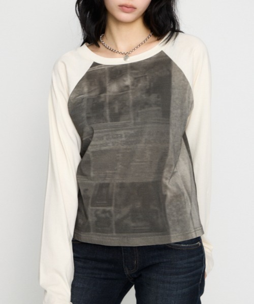 LAGUA GEM(ラグアジェム)の「PHOTO PRINT RAGLAN トップス(Tシャツ/カットソー・レディース・ブラック/ホワイト・FREE)」の1枚目の写真