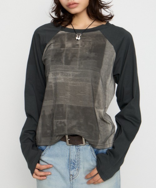 LAGUA GEM(ラグアジェム)の「PHOTO PRINT RAGLAN トップス(Tシャツ/カットソー・レディース・ブラック/ホワイト・FREE)」の2枚目の写真