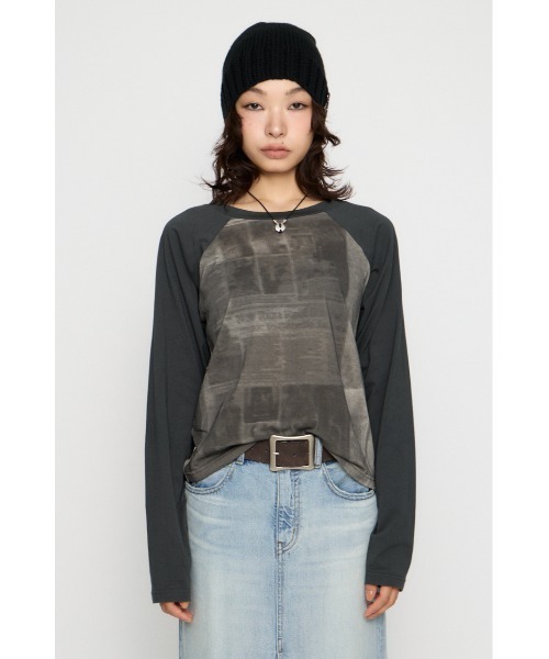 LAGUA GEM(ラグアジェム)の「PHOTO PRINT RAGLAN トップス(Tシャツ/カットソー・レディース・ブラック/ホワイト・FREE)」の3枚目の写真