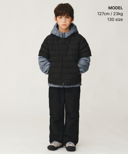 MUSINSA STANDARD KIDS（ムシンサスタンダードキッズ）の「[シティレジャー] ラウンドネック半袖ライトダウンジャケット [ブラック]（ブルゾン・レディース・その他・120/130/140/150/160）」の2枚目の写真