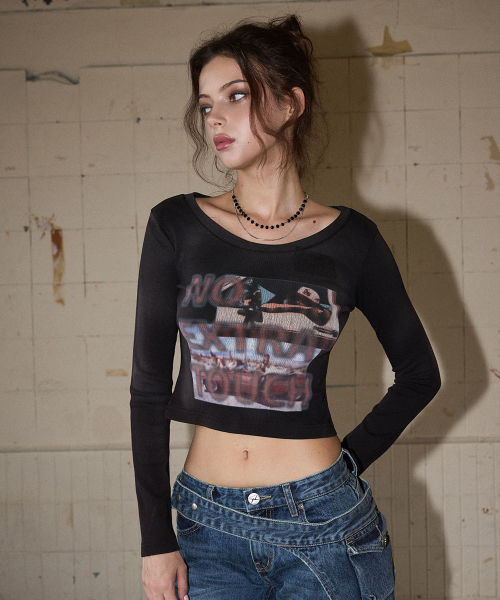 NO EXTRA TOUCH（ノー・エクストラ・タッチ）の「Logo Crop Long Sleeve Tee (Black) / 26FWTS002BK（Tシャツ/カットソー・レディース・ブラック・SMALL/MEDIUM）」の2枚目の写真