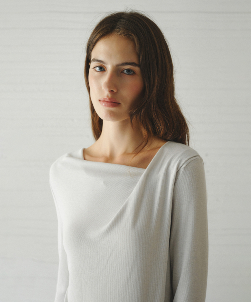 LENINA(レニーナ)の「ROEL drape neck t-shirt_LIGHT GRAY(Tシャツ/カットソー・レディース・ライトグレー・FREE)」の2枚目の写真