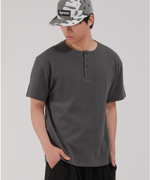 DEVELOVE(デヴローブ)の「ベーシックヘンリーネックワッフル半袖Tシャツ_チャコール(Tシャツ/カットソー・メンズ・チャコールグレー・LARGE/MEDIUM/XX-LARGE/X-LARGE)」の1枚目の写真
