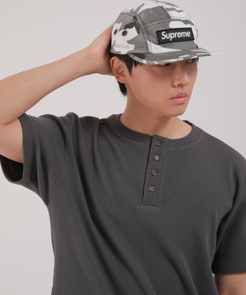 DEVELOVE(デヴローブ)の「ベーシックヘンリーネックワッフル半袖Tシャツ_チャコール(Tシャツ/カットソー・メンズ・チャコールグレー・LARGE/MEDIUM/XX-LARGE/X-LARGE)」の2枚目の写真