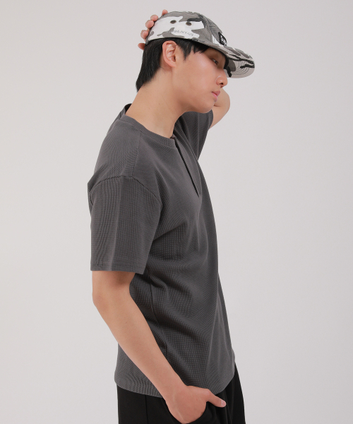 DEVELOVE(デヴローブ)の「ベーシックヘンリーネックワッフル半袖Tシャツ_チャコール(Tシャツ/カットソー・メンズ・チャコールグレー・LARGE/MEDIUM/XX-LARGE/X-LARGE)」の3枚目の写真