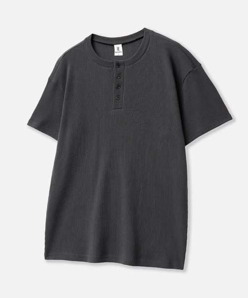DEVELOVE(デヴローブ)の「ベーシックヘンリーネックワッフル半袖Tシャツ_チャコール(Tシャツ/カットソー・メンズ・チャコールグレー・LARGE/MEDIUM/XX-LARGE/X-LARGE)」の4枚目の写真