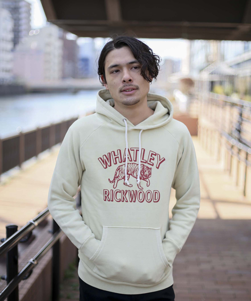 FRUIT OF THE LOOM（フルーツオブザルーム）の「【FRUIT OF THE LOOM/フルーツオブザルーム】プリントピグメントプルパーカースウェット（パーカー・メンズ・ブラック/ベージュ/カーキ/レッド系その他・MEDIUM/LARGE）」の2枚目の写真