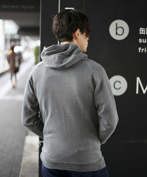 FRUIT OF THE LOOM（フルーツオブザルーム）の「【FRUIT OF THE LOOM/フルーツオブザルーム】プリントピグメントプルパーカースウェット（パーカー・メンズ・ブラック/ベージュ/カーキ/レッド系その他・MEDIUM/LARGE）」の5枚目の写真