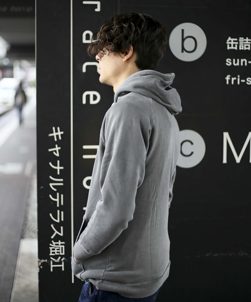 FRUIT OF THE LOOM（フルーツオブザルーム）の「【FRUIT OF THE LOOM/フルーツオブザルーム】プリントピグメントプルパーカースウェット（パーカー・メンズ・ブラック/ベージュ/カーキ/レッド系その他・MEDIUM/LARGE）」の6枚目の写真