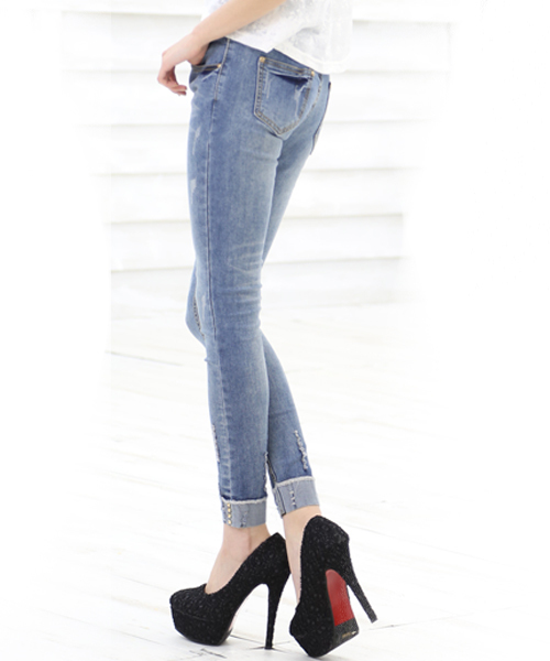 classicalelf（クラシカルエルフ）の「裾スカル＆スタッズがかっこいいスキニーデニム（デニムパンツ・レディース・インディゴブルー・30/26/28）」の2枚目の写真