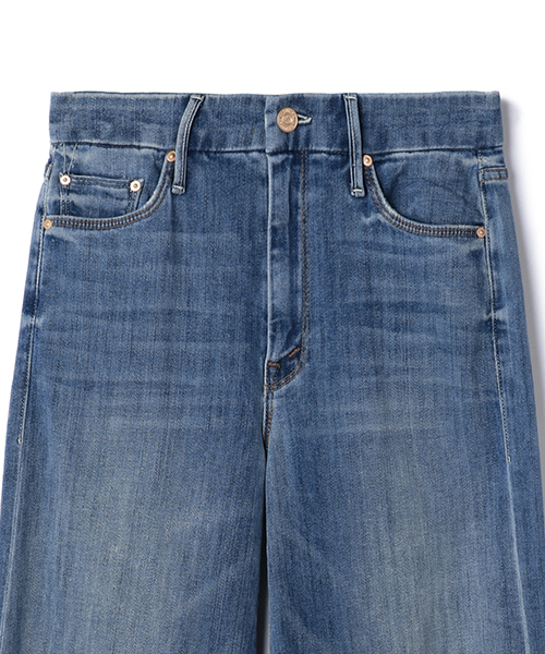 MOTHER DENIM(マザーデニム)の「MOTHER クロップドフレアデニムパンツ(デニムパンツ・レディース・ブルー・23/24)」の16枚目の写真